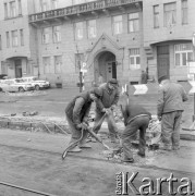 27.12.1973, Warszawa, Polska.
Aleje Jerozolimskie w okolicach budowanego Dworca Centralnego, grupa pracujących robotników.
Fot. Jarosław Tarań, zbiory Ośrodka KARTA [73-17]
 
