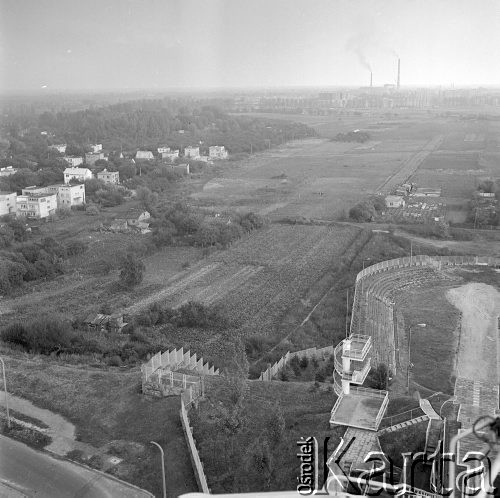 1.10.1973, Warszawa - Stegny, Polska.
 Widok z wieży skoczni igielitowej, na horyzoncie kominy Elektrowni Siekierki.
 Fot. Jarosław Tarań, zbiory Ośrodka KARTA [73-98]
   
