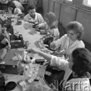 19.11.1973, Warszawa, Polska.
Wytwórnia biżuterii.
Fot. Jarosław Tarań, zbiory Ośrodka KARTA [73-79]
 
