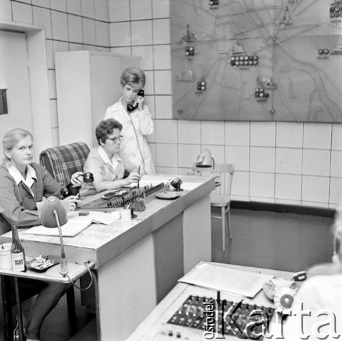 18.08.1973, Warszawa, Polska.
Pogotowie Ratunkowe, przyjmowanie zgłoszeń.
Fot. Jarosław Tarań, zbiory Ośrodka KARTA [73-66]
 
