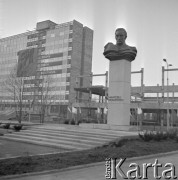 4.01.1973, Warszawa, Polska.
 Popiersie Marcelego Nowotko przed zakładami jego imienia, na budynku transprent z napisem: 