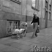 9.09.1973, Warszawa, Polska.
Matka z dzieckiem na ulicy.
Fot. Jarosław Tarań, zbiory Ośrodka KARTA [73-48]
 
