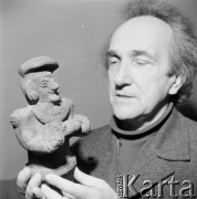 19.12.1973, Warszawa, Polska.
 Stanisław Szwarc-Bronikowski, dziennikarz i podróżnik, autor wielu publikacji i filmów popularyzujących wiedzę.
 Fot. Jarosław Tarań, zbiory Ośrodka KARTA [73-95]
   
