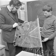 28.03.1973, brak miejca, Polska
 Odzyskany sztandar 2 Pułku Szwoleżerów.
 Fot. Jarosław Tarań, zbiory Ośrodka KARTA [73-90]
   
