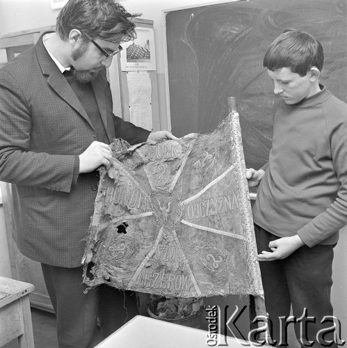 28.03.1973, brak miejca, Polska
 Odzyskany sztandar 2 Pułku Szwoleżerów.
 Fot. Jarosław Tarań, zbiory Ośrodka KARTA [73-90]
   

