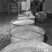 18.10.1973, Warszawa, Polska.
 Piekarnia, kadzie z ciastem.
 Fot. Jarosław Tarań, zbiory Ośrodka KARTA [73-93]
   
