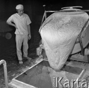 18.10.1973, Warszawa, Polska.
 Piekarnia, wylewanie ciasta.
 Fot. Jarosław Tarań, zbiory Ośrodka KARTA [73-93]
   
