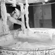 18.10.1973, Warszawa, Polska.
 Piekarnia, ciasto w kadzi.
 Fot. Jarosław Tarań, zbiory Ośrodka KARTA [73-93]
   
