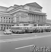 18.07.1973, Warszawa, Polska.
Autokary wycieczkowe przed Teatrem Wielkim.
Fot. Jarosław Tarań, zbiory Ośrodka KARTA [73-212]
 
