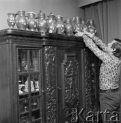 7.05.1973, Legnica, Polska
 Kolekcjoner kufli bolesławickich i jego zbiory.
 Fot. Jarosław Tarań, zbiory Ośrodka KARTA [73-210]
   
