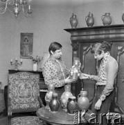 7.05.1973, Legnica, Polska
 Kolekcjoner kufli bolesławickich i jego zbiory.
 Fot. Jarosław Tarań, zbiory Ośrodka KARTA [73-210]
   
