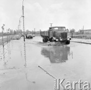 18.07.1973, Warszawa - Bródno, Polska
 Awaria sieci wodociągowej, zalana ulica.
 Fot. Jarosław Tarań, zbiory Ośrodka KARTA [73-211]
   
