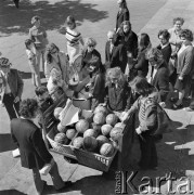 22.07.1973, Warszawa, Polska.
 Klienci przy ulicznym stoisku z arbuzami.
 Fot. Jarosław Tarań, zbiory Ośrodka KARTA [73-202]
   
