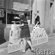 22.07.1973, Warszawa, Polska.
 Uliczna sprzedaż papieru toaletowego, hasło: 