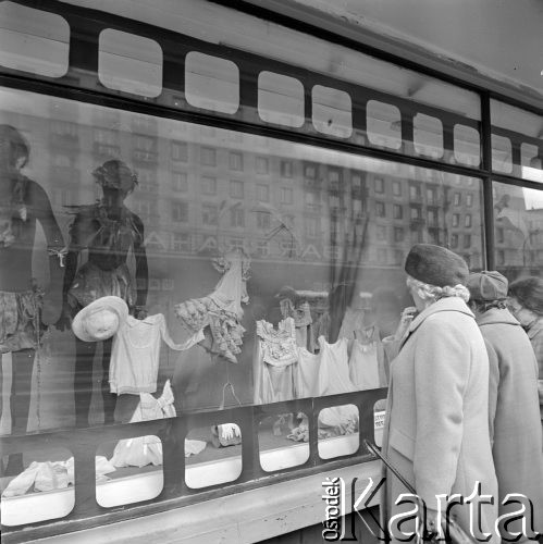 19.10.1973, Warszawa, Polska.
 Kobiety przed wystawą sklepu z ubraniami.
 Fot. Jarosław Tarań, zbiory Ośrodka KARTA [73-168]
   
