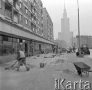 19.10.1973, Warszawa, Polska.
 Przebudowa ulicy Złotej - układanie chodnika, w tle Pałac Kultury i Nauki.
 Fot. Jarosław Tarań, zbiory Ośrodka KARTA [73-168]
   
