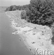 1.07.1973, Warszawa, Polska.
 Plaża nad Wisłą.
 Fot. Jarosław Tarań, zbiory Ośrodka KARTA [73-205]
   
