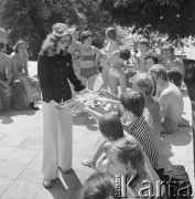 1.07.1973, Warszawa, Polska.
Plaża nad Wisłą, pracownica Delikatesów z tacą ciastek.
Fot. Jarosław Tarań, zbiory Ośrodka KARTA [73-205]
 
