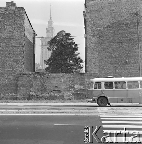 8.10.1973, Warszawa, Polska.
Fragment ulicy Marchlewskiego, w głębi Pałac Kultury i Nauki.
Fot. Jarosław Tarań, zbiory Ośrodka KARTA [73-217]
 
