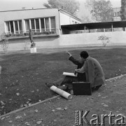 8.10.1973, Warszawa, Polska.
 Uczniowie Liceum Plastycznego na zajęciach plenerowych w Łazienkach.
 Fot. Jarosław Tarań, zbiory Ośrodka KARTA [73-172]
   
