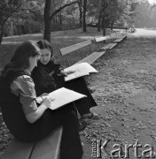 8.10.1973, Warszawa, Polska.
 Uczennice Liceum Plastycznego na zajęciach plenerowych w Łazienkach.
 Fot. Jarosław Tarań, zbiory Ośrodka KARTA [73-172]
   
