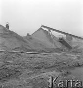 1.04.1973, brak miejsca, Górny Śląsk, Polska
 Śląski krajobraz, hałdy kopalni.
 Fot. Jarosław Tarań, zbiory Ośrodka KARTA [73-174]
   
