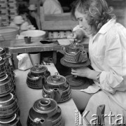 20.11.1973, Pruszków, Polska
 Zakłady Porcelitu, pracownica malująca dzbanki.
 Fot. Jarosław Tarań, zbiory Ośrodka KARTA [73-171]
   
