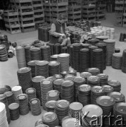20.11.1973, Pruszków, Polska
 Zakłady Porcelitu, talerze w magazynie.
 Fot. Jarosław Tarań, zbiory Ośrodka KARTA [73-171]
   
