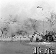 10.12.1973, Warszawa, Polska.
 Ulica Krajowej Rady Narodowej, awaria sieci ciepłowniczej.
 Fot. Jarosław Tarań, zbiory Ośrodka KARTA [73-201]
   
