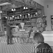4.09.1973, Warszawa, Polska.
 Sklep spożywczy, ekspedientka za ladą.
 Fot. Jarosław Tarań, zbiory Ośrodka KARTA [73-191]
   
