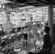 4.09.1973, Warszawa, Polska.
 Sklep z żyrandolami.
 Fot. Jarosław Tarań, zbiory Ośrodka KARTA [73-191]
   
