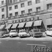 27.08.1973, Warszawa, Polska.
Aleje Jerozolimskie, markizy nad witrynami sklepu z tkaninami 