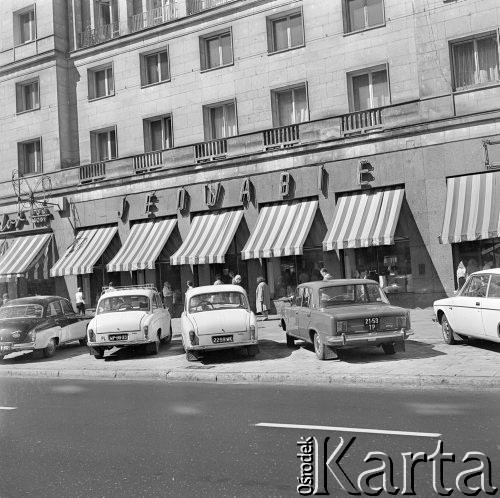 27.08.1973, Warszawa, Polska.
Aleje Jerozolimskie, markizy nad witrynami sklepu z tkaninami 