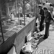 30.08.1973, Warszawa, Polska.
 Ulica Nowogrodzka, księgarnia, skup książek i podręczników szkolnych.
 Fot. Jarosław Tarań, zbiory Ośrodka KARTA [73-76]
   
