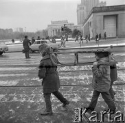 Luty 1973, Warszawa, Polska.
 Dzieci z sankami, w tle Pałac Kultury i Nauki.
 Fot. Jarosław Tarań, zbiory Ośrodka KARTA [73-51]
   
