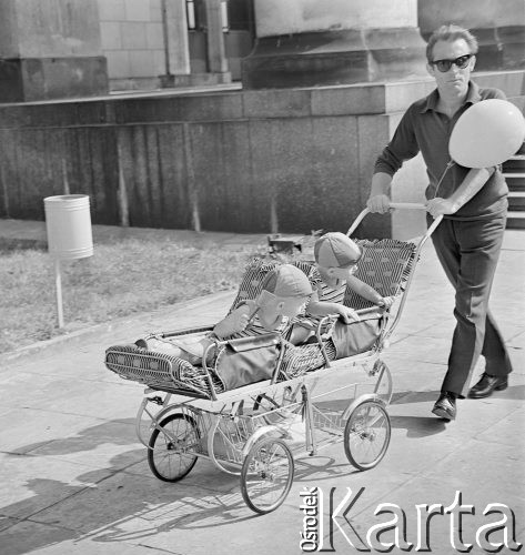 8.09.1973, Warszawa, Polska.
 Tata z bliźniakami w wózku.
 Fot. Jarosław Tarań, zbiory Ośrodka KARTA [73-49]
   
