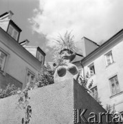 14.08.1973, Warszawa, Polska.
 Rzeźby na Starówce.
 Fot. Jarosław Tarań, zbiory Ośrodka KARTA [73-73]
   
