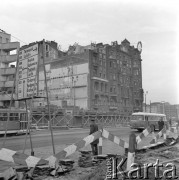 19.10.1973, Warszawa, Polska.
Budowa Dworca Centralnego. Rozbiórka kamienicy w Alejach Jerozolimskich.
Fot. Jarosław Tarań, zbiory Ośrodka KARTA [73-214]
 
