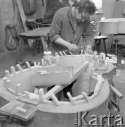 7.05.1973, Polska
Wytwórnia instrumentów muzycznych, gitary.
Fot. Jarosław Tarań, zbiory Ośrodka KARTA [73-177]
 
