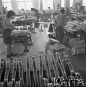 7.05.1973, Polska.
Wytwórnia instrumentów muzycznych, hala produkcyjna.
Fot. Jarosław Tarań, zbiory Ośrodka KARTA [73-177]
 
