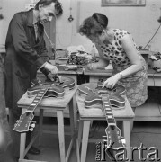 7.05.1973, Polska
Wytwórnia instrumentów muzycznych, gitary.
Fot. Jarosław Tarań, zbiory Ośrodka KARTA [73-177]
 
