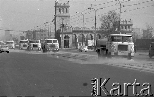 28.06.1973, Warszawa, Polska.
Polewaczki na moście Poniatowskiego.
Fot. Jarosław Tarań, zbiory Ośrodka KARTA [73-163]
 
