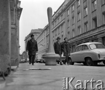 Wrzesień 1973, Warszawa, Polska.
 Ulica Mazowiecka, rzeźba przed siedzibą Związku Polskich Artystów Plastyków.
 Fot. Jarosław Tarań, zbiory Ośrodka KARTA [73-183]
   
