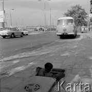 20.09.1973, Warszawa, Polska.
 Autobus linii 183 na przystanku przy placu Zawiszy, na pierwszym planie mężczyzna wychodzący ze studzienki kanalizacyjnej.
 Fot. Jarosław Tarań, zbiory Ośrodka KARTA [73-182]
   
