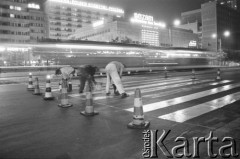 4.07.1973, Warszawa, Polska.
 Malowanie pasów na ulicy, w tle Spółdzielczy Dom Handlowy 
