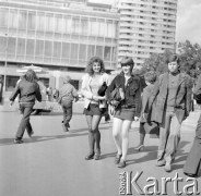 18.09.1973, Warszawa, Polska.
 Dziewczyny w spódnicach mini.
 Fot. Jarosław Tarań, zbiory Ośrodka KARTA [73-109]
   

