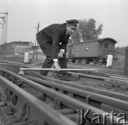 15.09.1973, Warszawa, Polska.
Pomiar torowiska.
Fot. Jarosław Tarań, zbiory Ośrodka KARTA [73-110]
 
