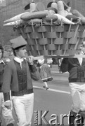 1.05.1973, Warszawa, Polska.
Pochód pierwszomajowy - mężczyźni w strojach regionalnych niosą kosz ze sztucznymi warzywami.
Fot. Jarosław Tarań, zbiory Ośrodka KARTA [73-176]
 
