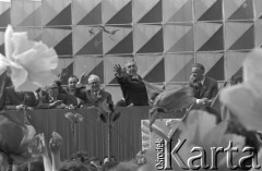1.05.1973, Warszawa, Polska.
Pochód pierwszomajowy, Edward Gierek rzuca kwiaty w kierunku manifestantów, obok stoją: Henryk Jabłoński (z lewej) i Piotr Jaroszewicz.
Fot. Jarosław Tarań, zbiory Ośrodka KARTA [73-176]
 
