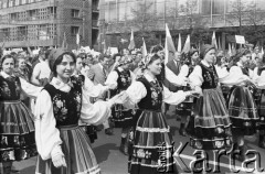 1.05.1973, Warszawa, Polska.
Pochód pierwszomajowy - zespół folklorystyczny.
Fot. Jarosław Tarań, zbiory Ośrodka KARTA [73-176]
 
